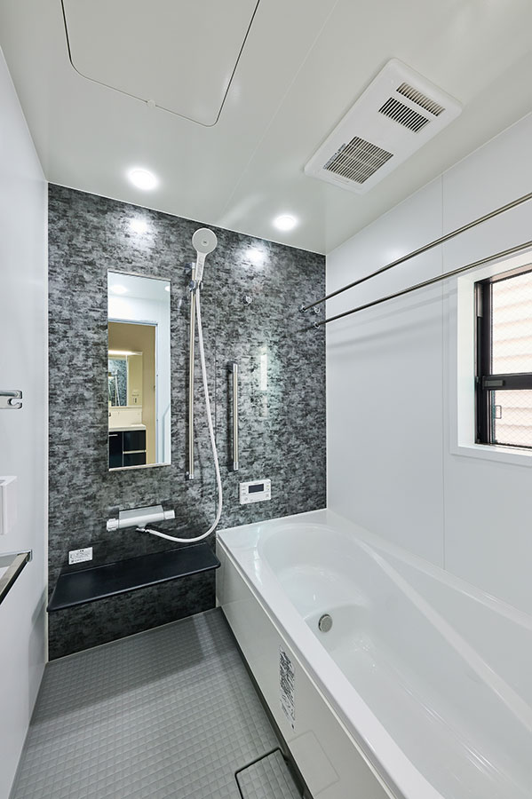 T-4／浴室は小窓付きで広々とした快適空間。ワイドサイズのバスタブだから足を伸ばしてゆったりと寛げます。