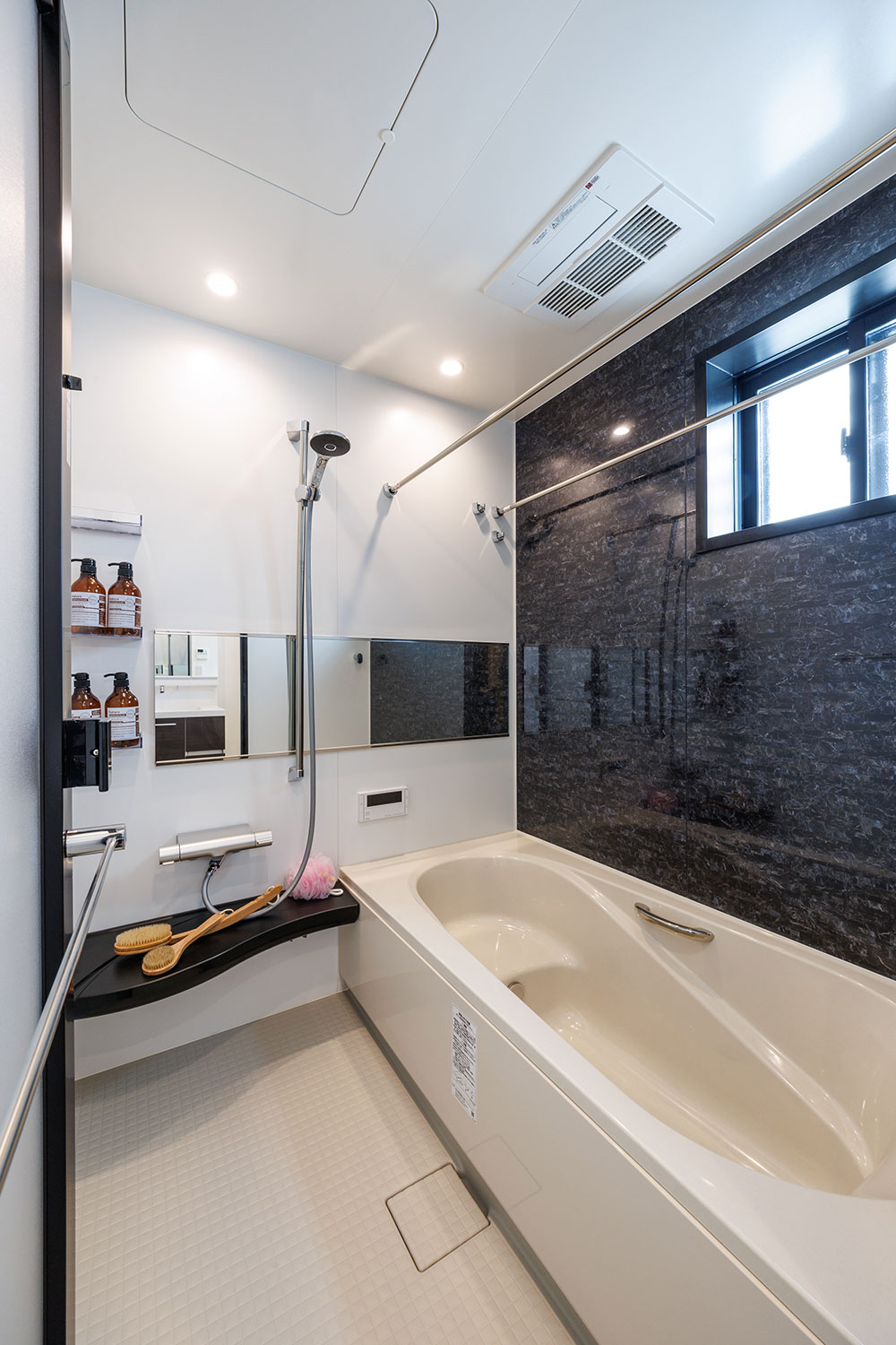 T-6／快適な入浴シーンが叶うワイドサイズのバスタブや肌あたりの良いシャワーなど快適な装備を搭載した浴室。