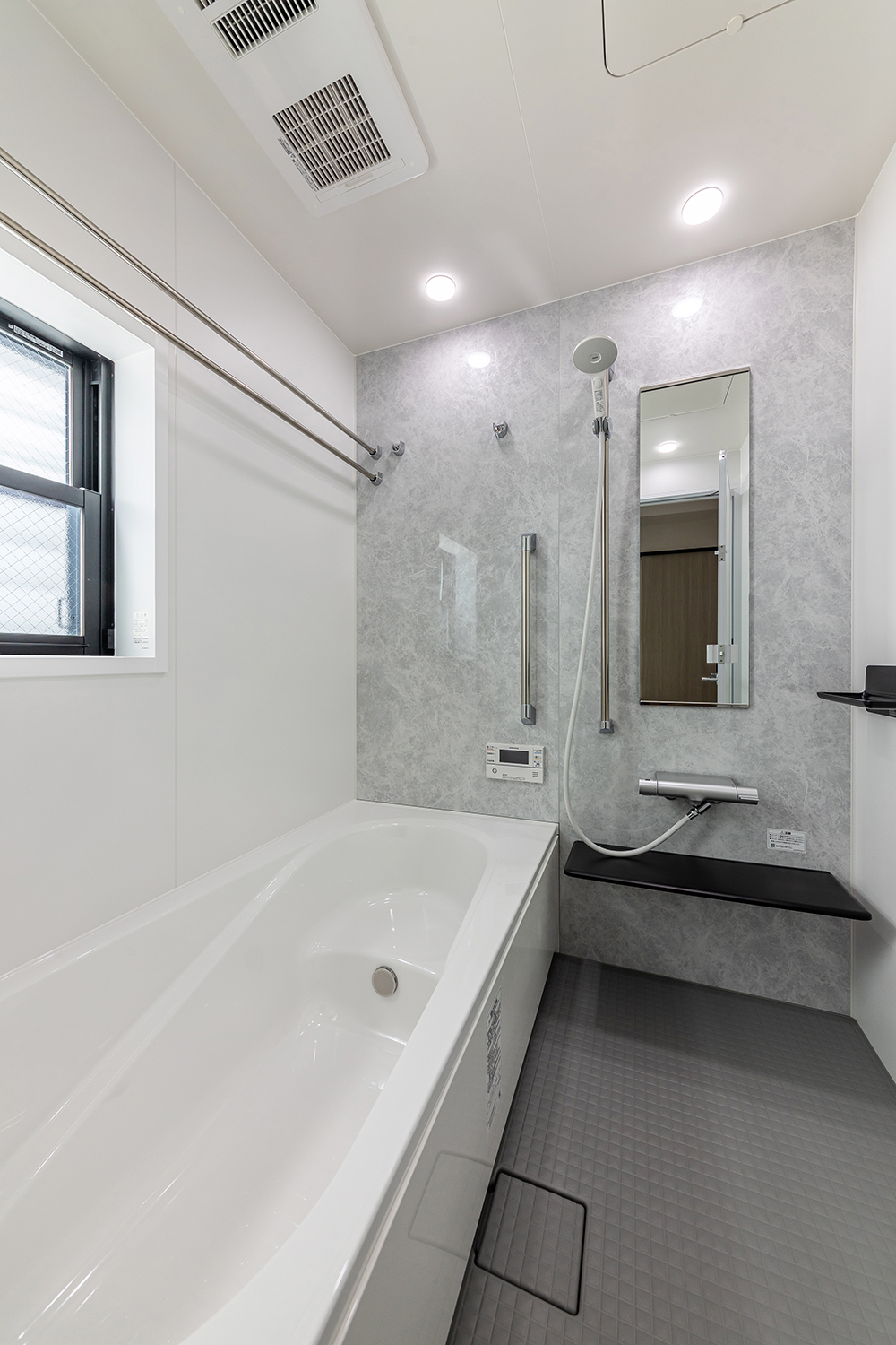T-4／清潔感のある広々とした浴室は足を伸ばしてゆったりとバスタイムをお楽しみいただけます。