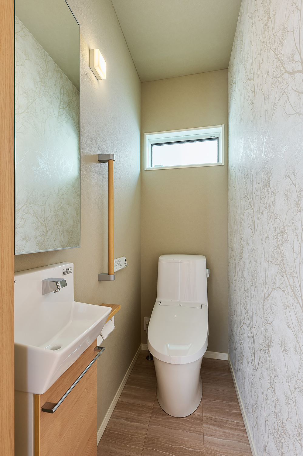 T-3／トイレはバリアフリーに配慮した手すりや大きな鏡など、快適に使用できるような工夫が施されています。