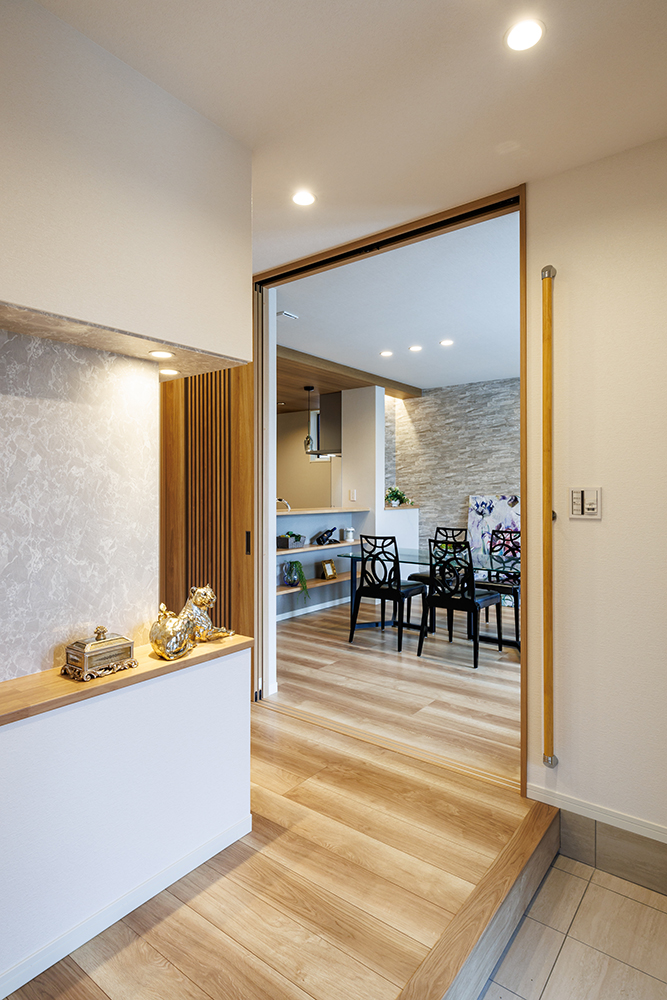 T-3／上質な雰囲気の玄関ホールは、扉を開けておくことで自然と家族とのコミニュケーションが増える設計です。
