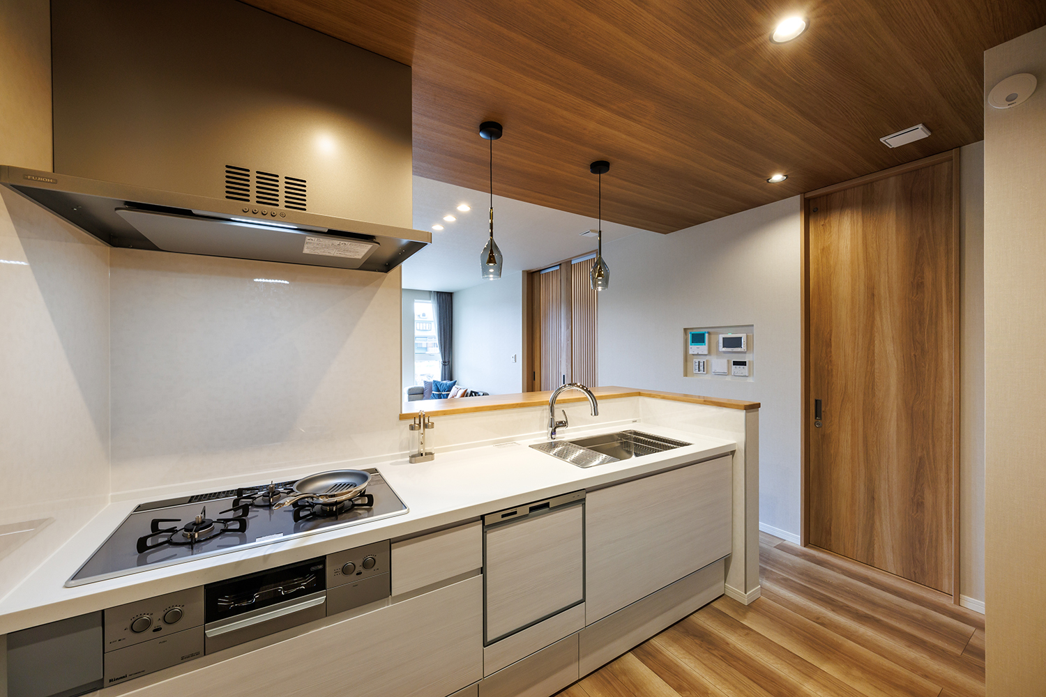 T-3／高級感のあるキッチン周り。折下天井を採用することで白と木目を基調とした空間にアクセントが生まれます。