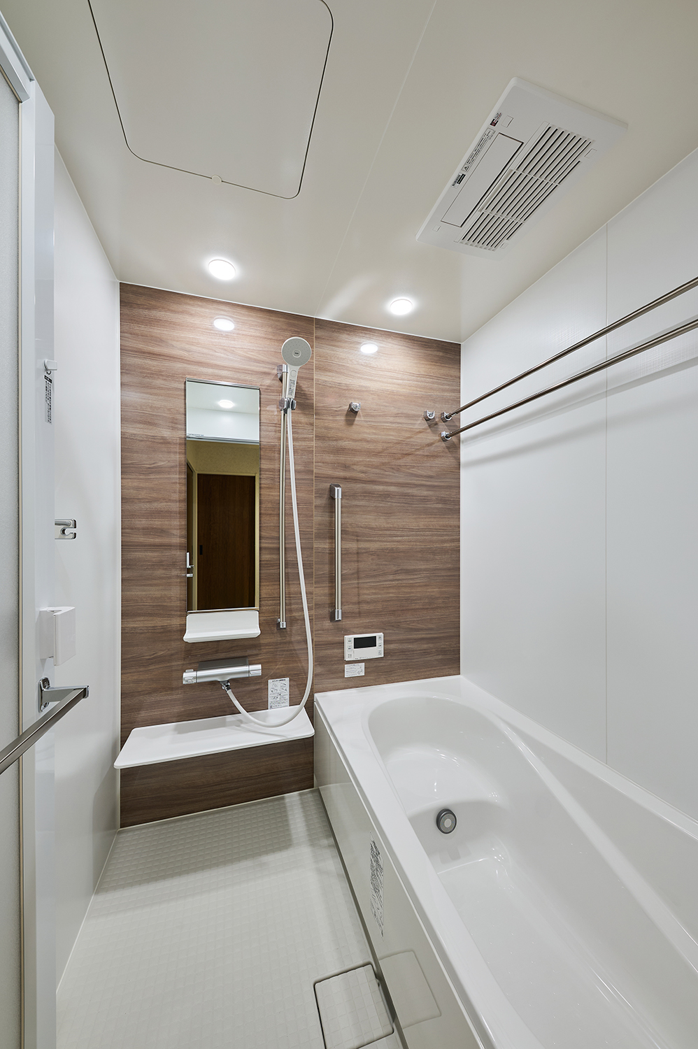 T-2／ゆったりと身体を休めることのできるワイドサイズのバスタブをセット。機能性にも優れた癒しの浴室。