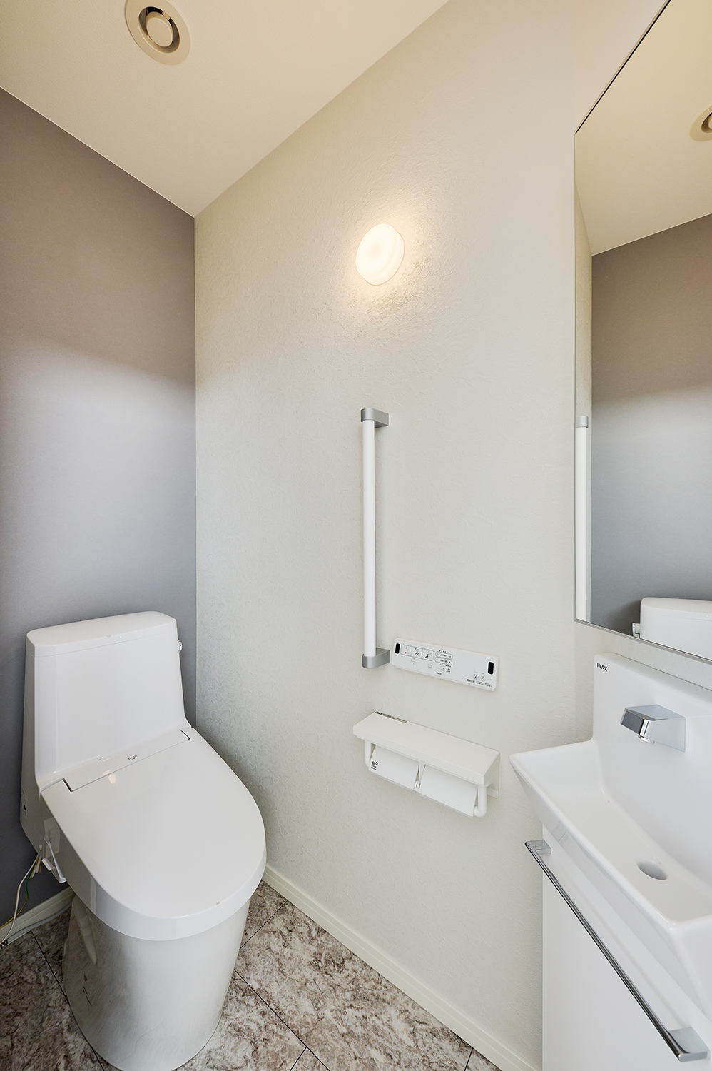 T-1／トイレは温かな照明が落ち着きを与えてくれます。手すりが付いているからバリアフリーにも配慮された設計です。