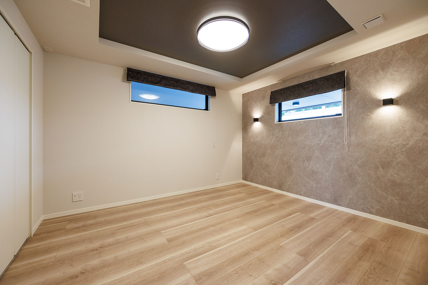 T-1／7.2帖の主寝室は天井デザインにも趣向を凝らしたシックな空間。ゆったりと休むことのできる癒しに満ちています。