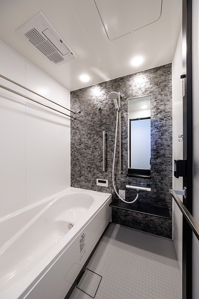 T-1／浴室はスタイリッシュな雰囲気が漂う空間。洗い場も広くて使いやすく、毎日快適にお使いいただけます。