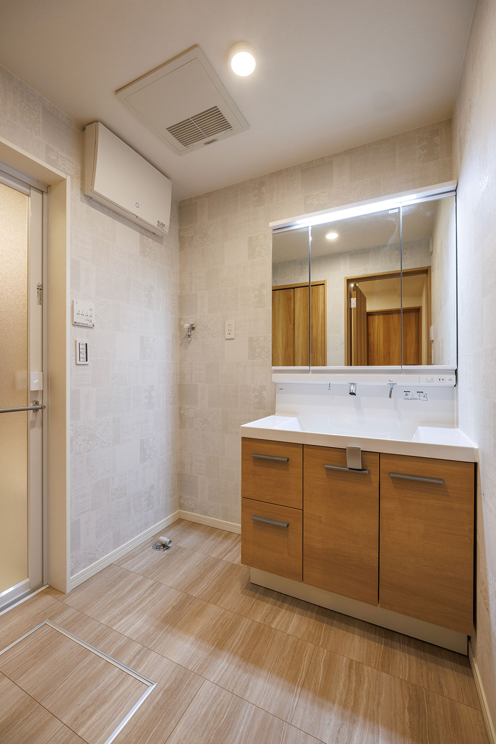 T-2／清潔感のある洗面脱衣室はスペースにゆとりがあるので、忙しい朝の身支度も広々使えます。