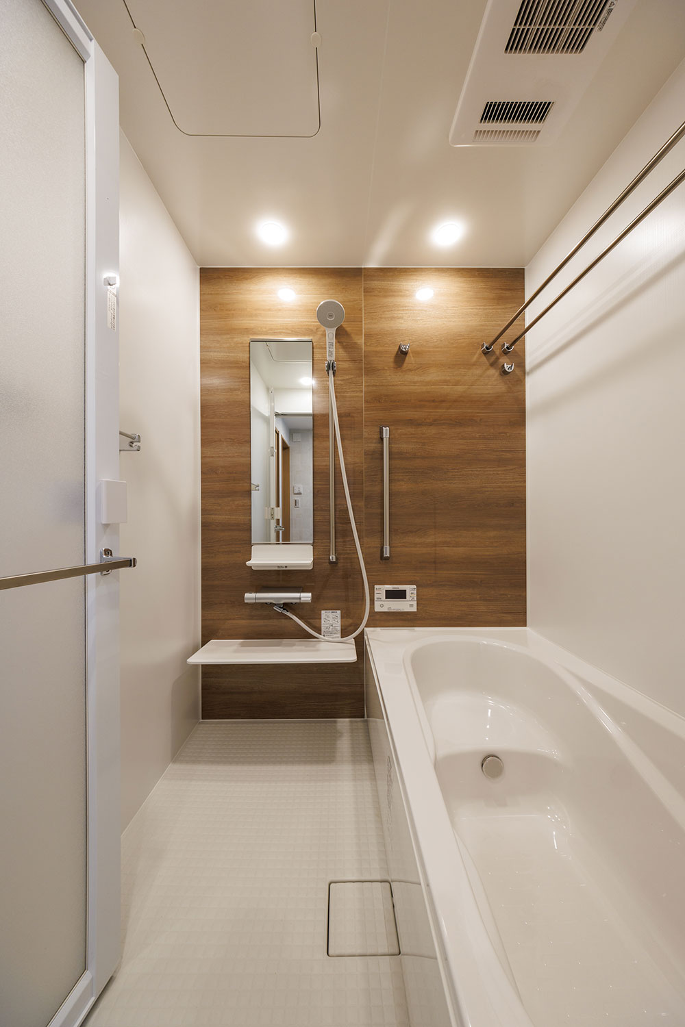 T-2／ゆったり足を広げられる浴室は、半身浴もできるベンチタイプだからバスタイムが毎日の楽しみに！