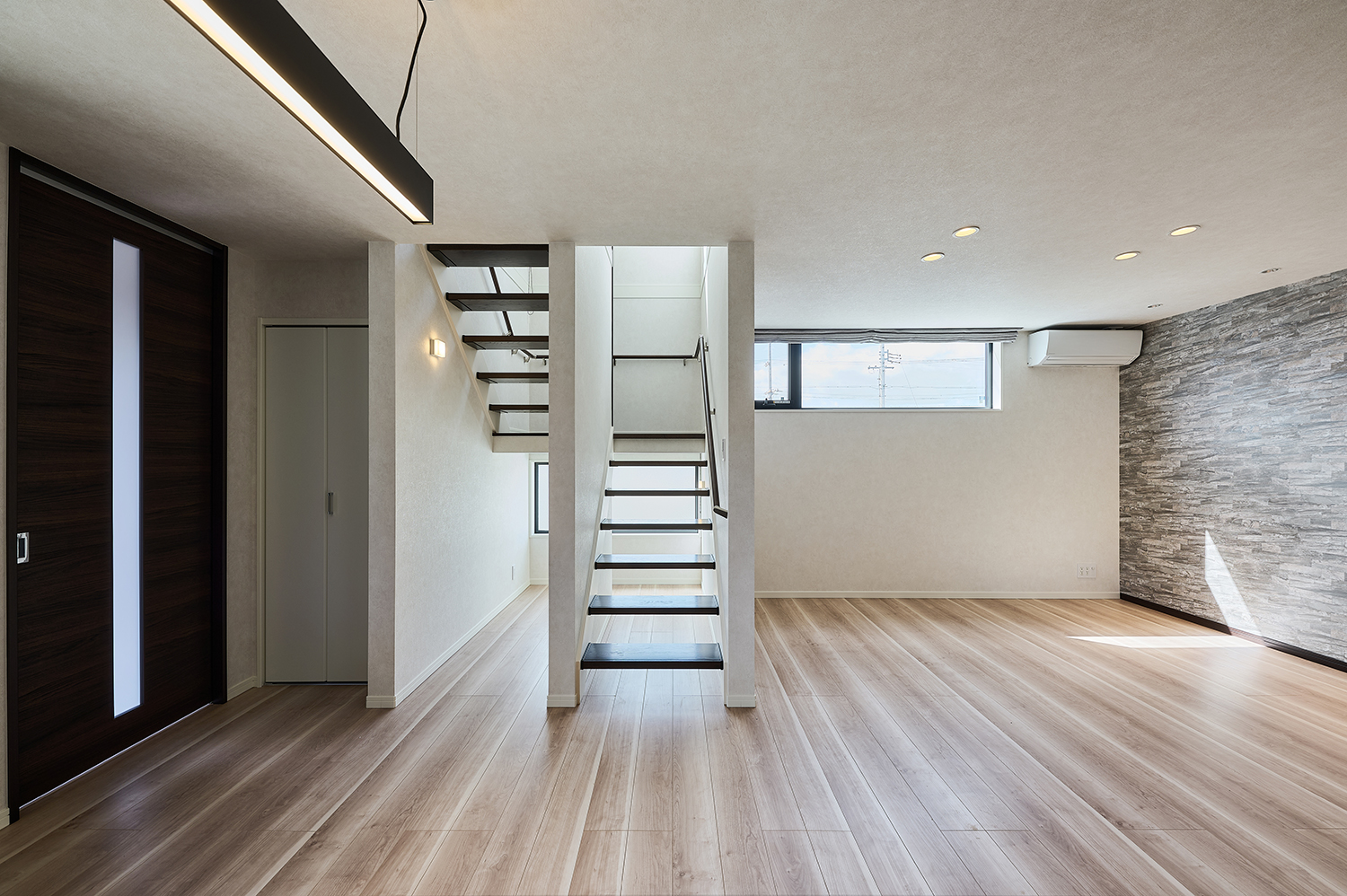T-4／オープン階段は光を取り込み空間を広く見せ爽やかな印象を与えてくれるだけでなく、空間のアクセントにも。